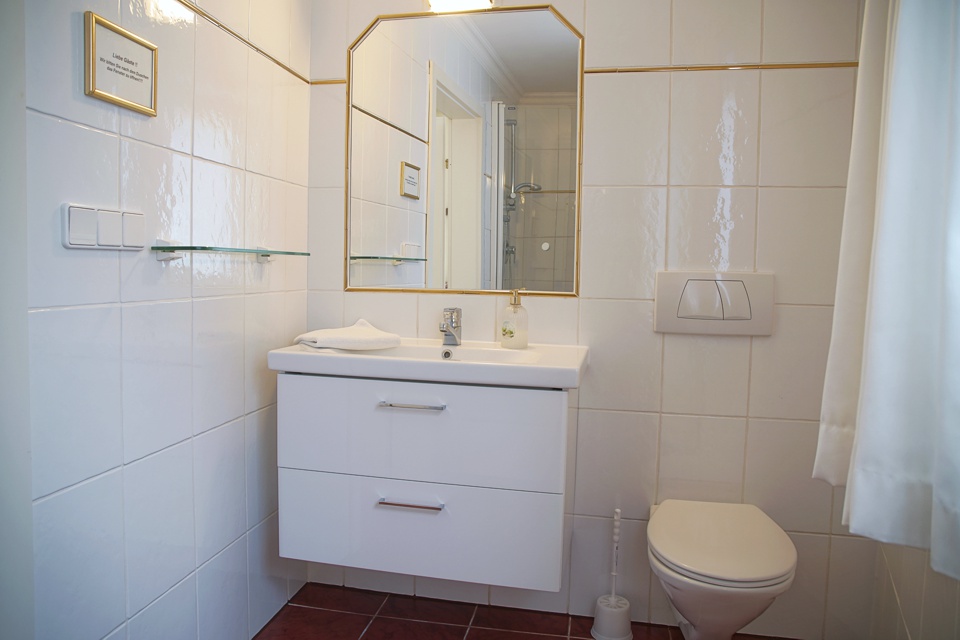 Bad mit Dusche und WC