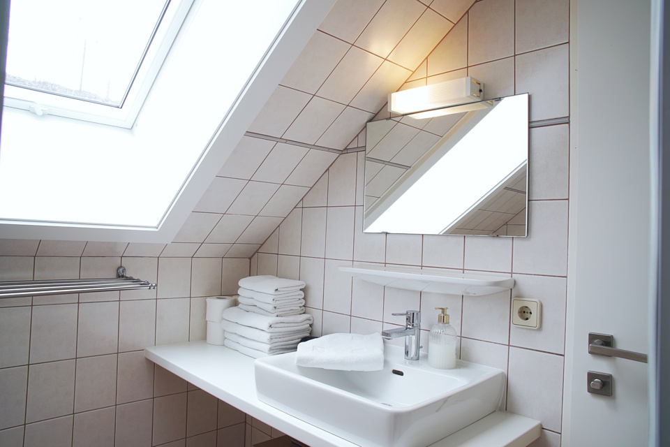 Bad mit Dusche und WC