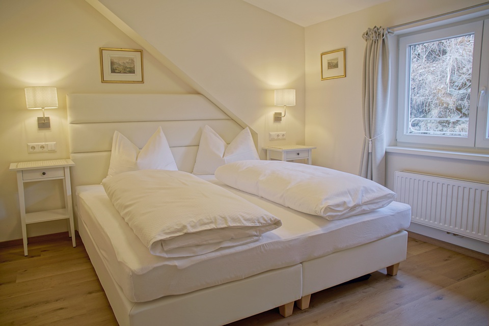 Schlafzimmer mit Doppelbett