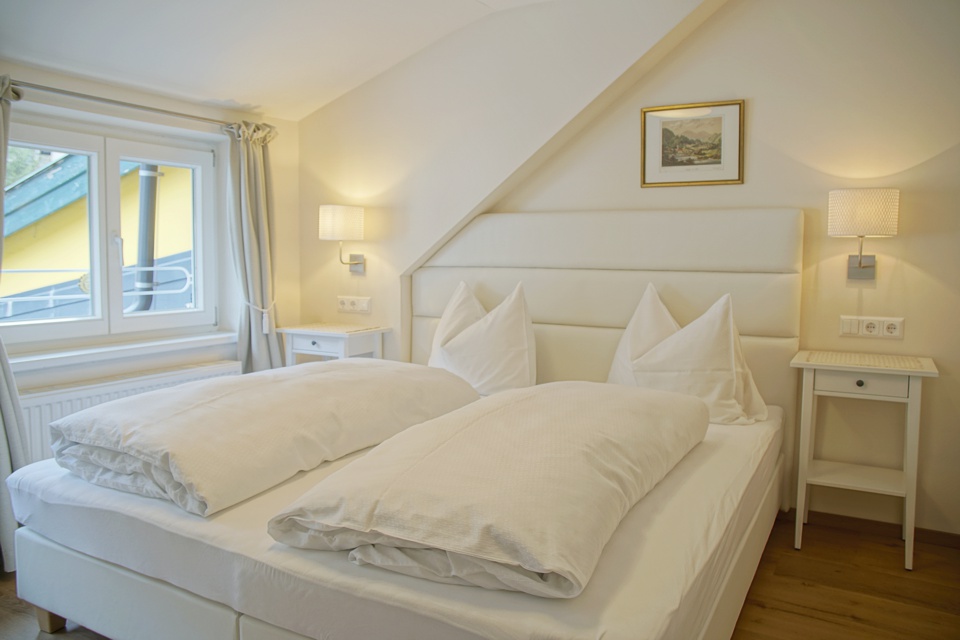 Schlafzimmer mit Doppelbett