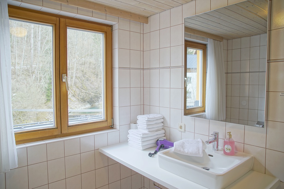 Bad mit Dusche und WC