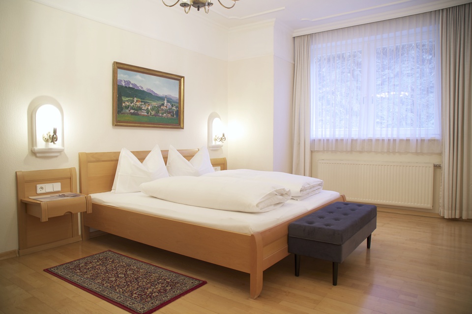 Schlafzimmer mit Doppelbett