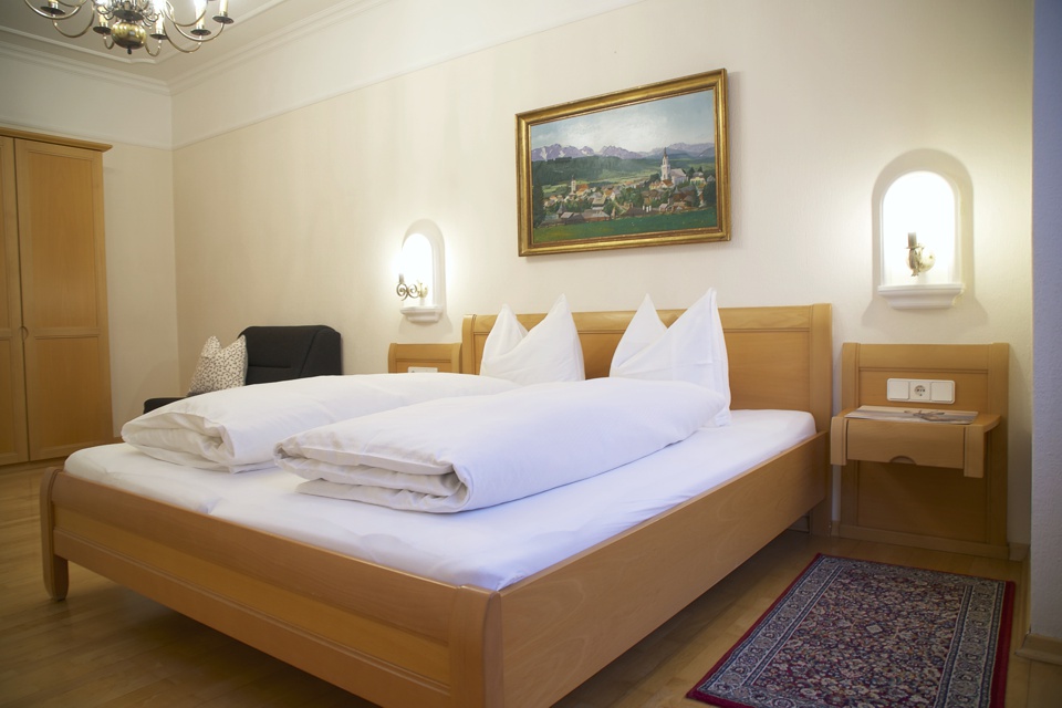 Schlafzimmer mit Doppelbett