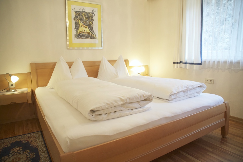 Schlafzimmer mit Doppelbett