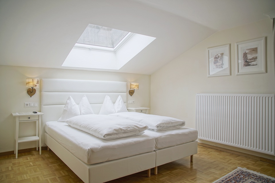 Schlafzimmer mit Doppelbett