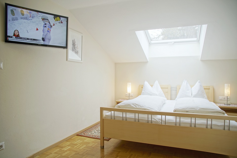 Schlafzimmer mit Doppelbett