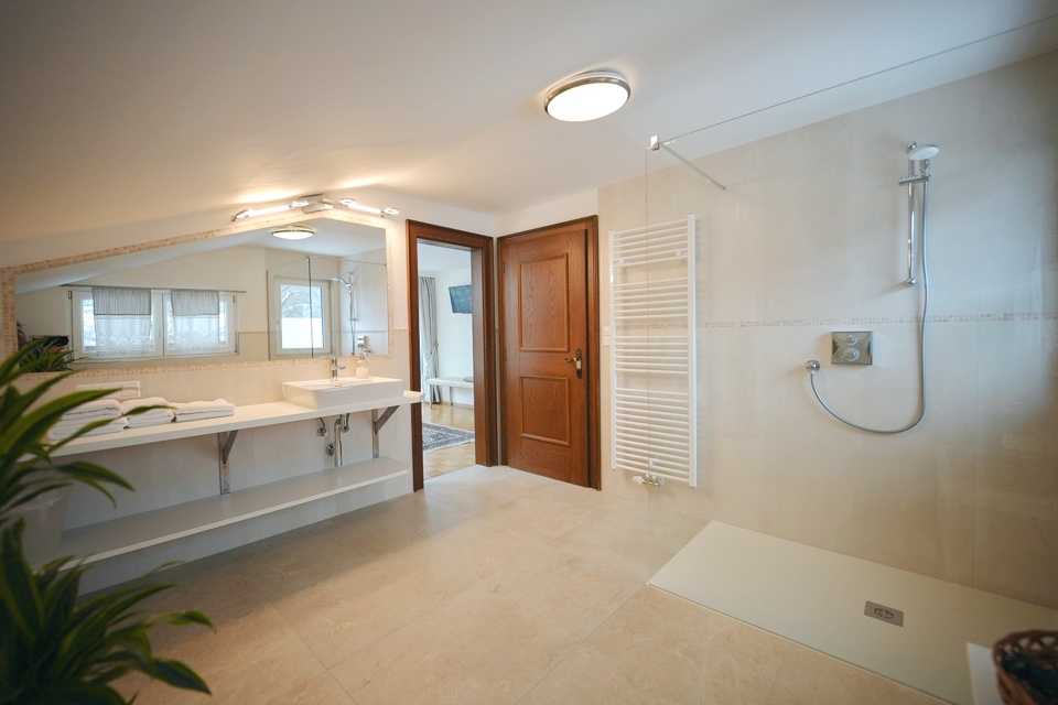 Bad mit Dusche und WC