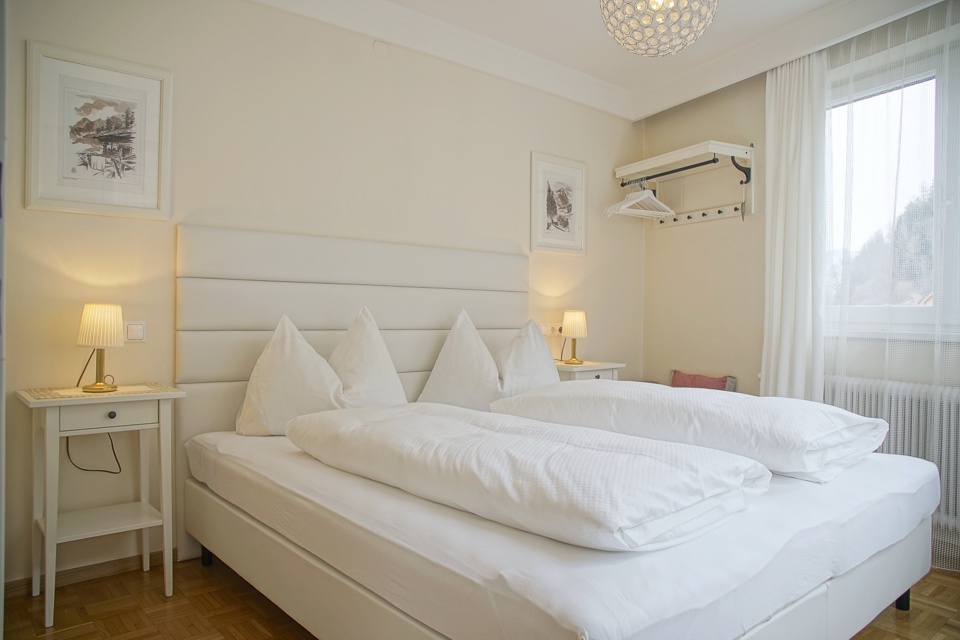Schlafzimmer mit Doppelbett