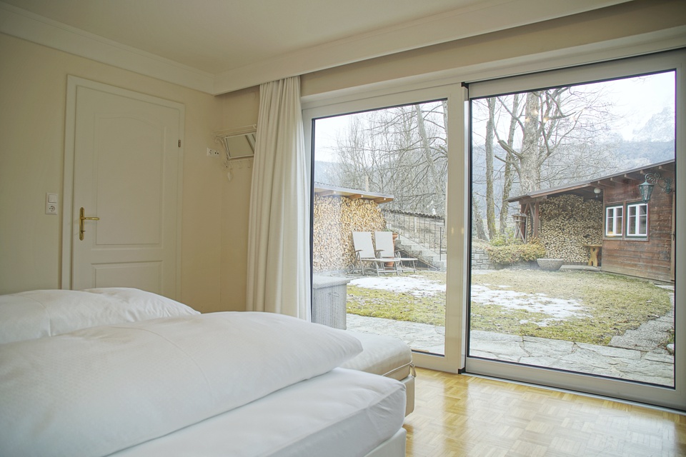 Schlafzimmer mit Doppelbett