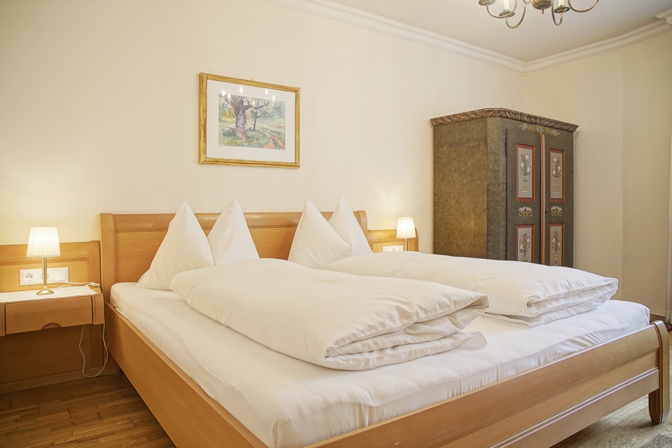 Schlafzimmer mit Doppelbett