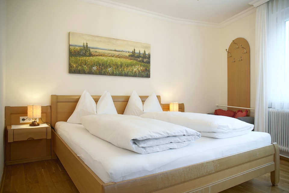 Schlafzimmer mit Doppelbett