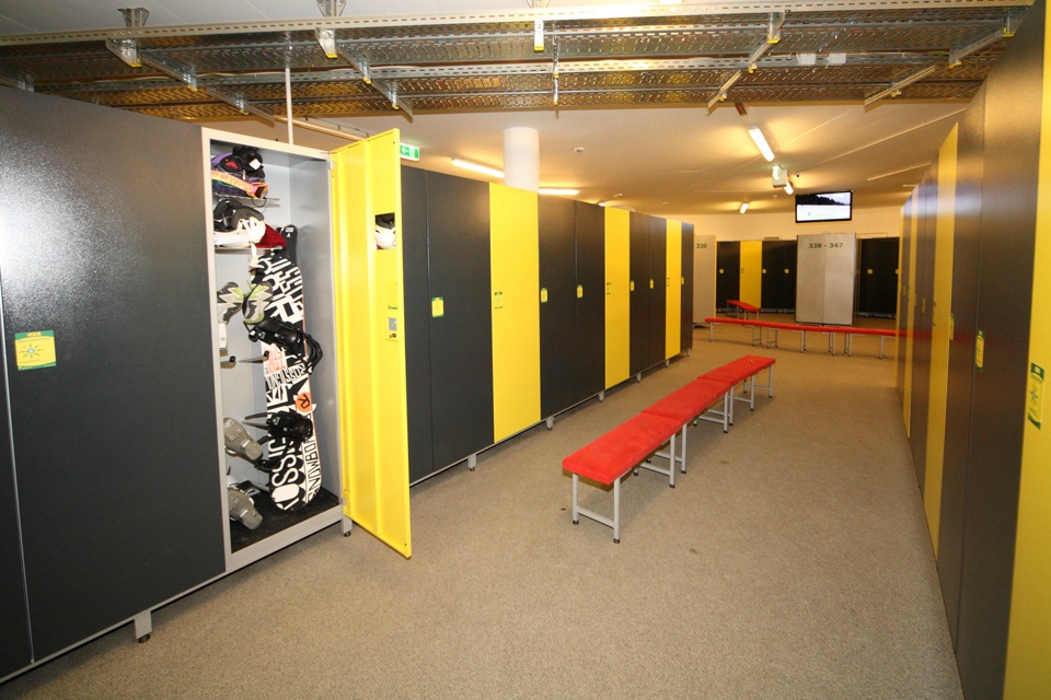 Skisafe in der Talstation der Planai-Gondelbahn